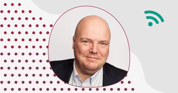 På bilden syns ett porträtt av Jesper Fallenius.