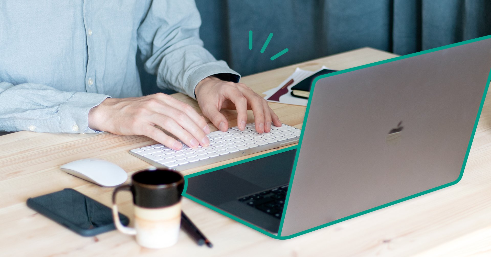 På bilden syns en person som knappar på en laptop. Jämte laptopen finns en kaffemugg, en datormus och en mobiltelefon.