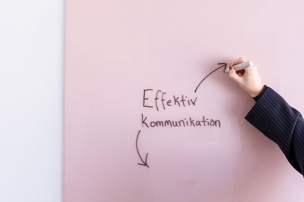 Bild på whiteboard där "Effektiv kommunikation" skrives