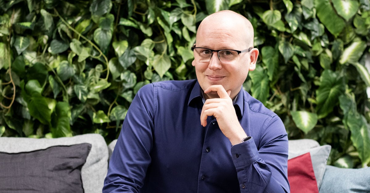 Fotografi från intervjun med Nikka om dataintrång hos företag.